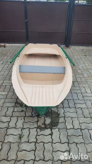 Стеклопластиковая лодка с веслами