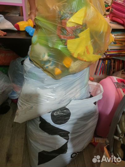 Пакеты с дет вещами и игрушками
