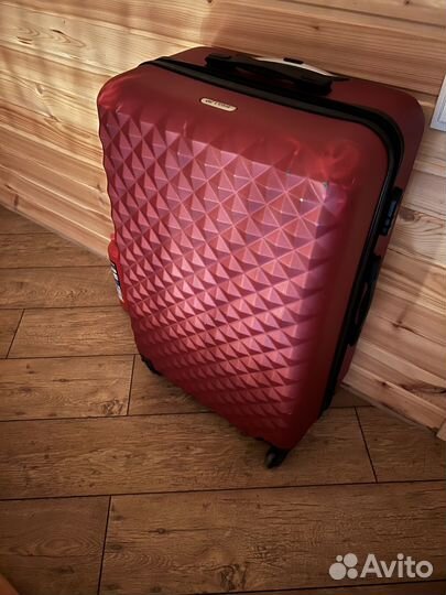 Чемодан на колесах (с детскимм вещами б/у)