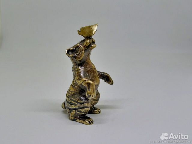Статуэтка: фигурка из бронзы "Тигрёнок с бабочкой"