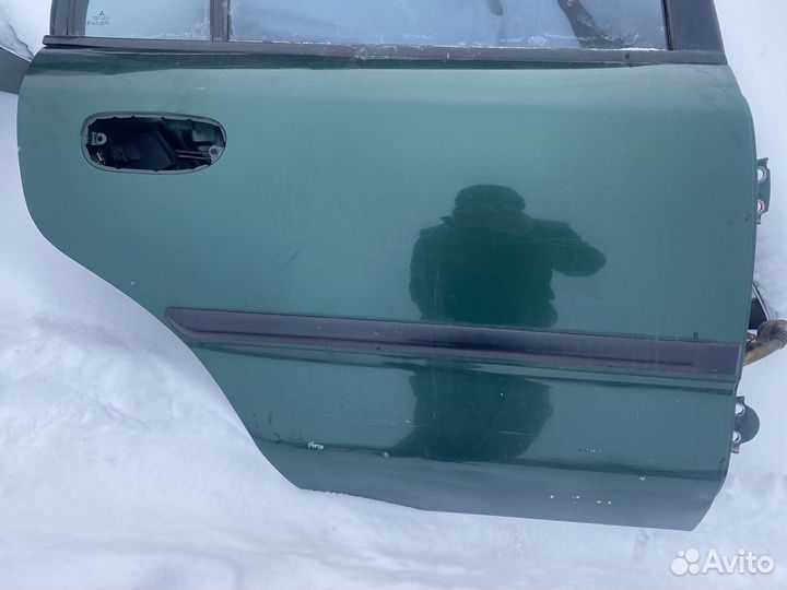 Задняя правая дверь mitsubishi carisma