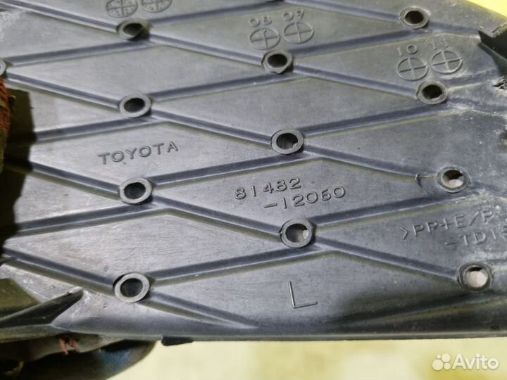 Решетка в бампер передняя левая Toyota Corolla