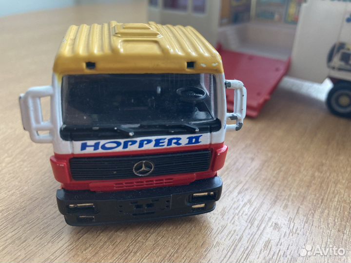 Модель тягача с прицепом для перевозки болидов F-1