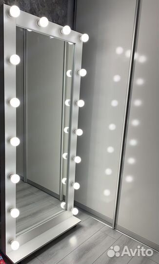Гримерное зеркало с лампочками