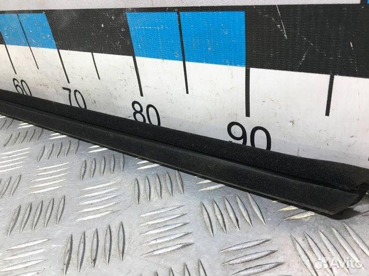 Б/У Накладка стекла переднего левого внутре#003