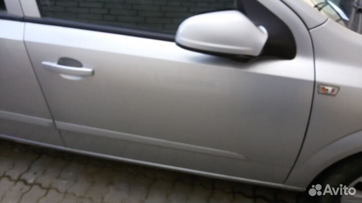 Опель Астра H дверь