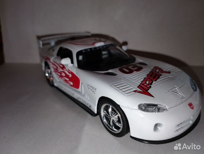 Модель Kinsmart Dodge Viper