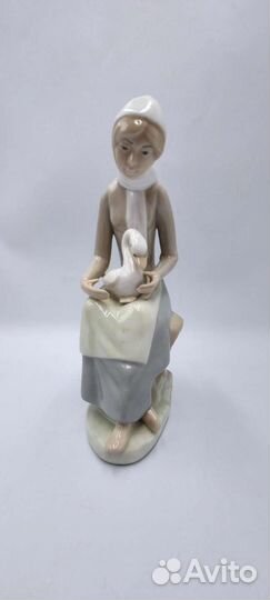 Винтажная статуэтка Casades Девушка с гусем