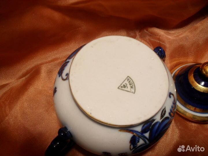 Сахарницы, заварные чайники,молочник, чашки