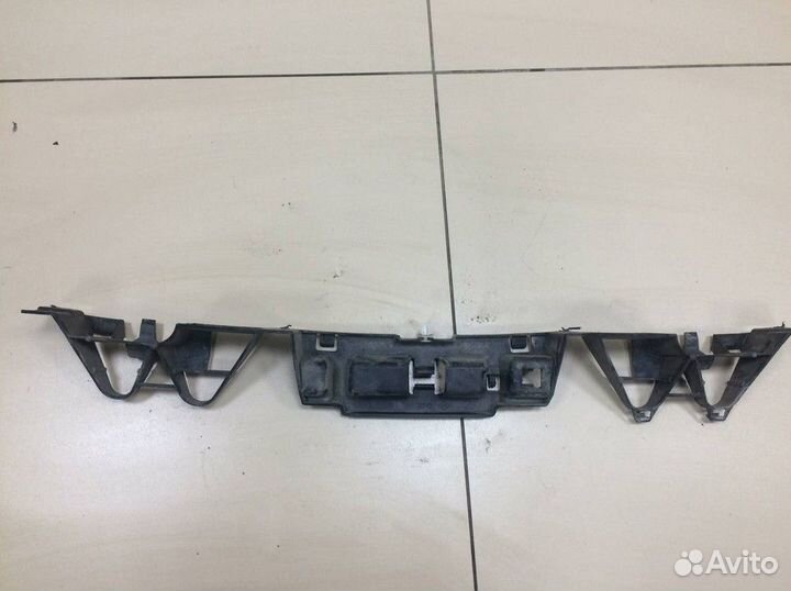 Направляющая заднего бампера центральная