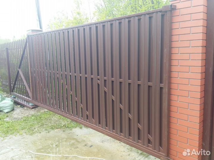 Заборы из профнастила с распашными воротами