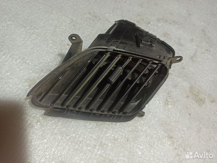 Дефлектор печки центральный Nissan Elgrand е50