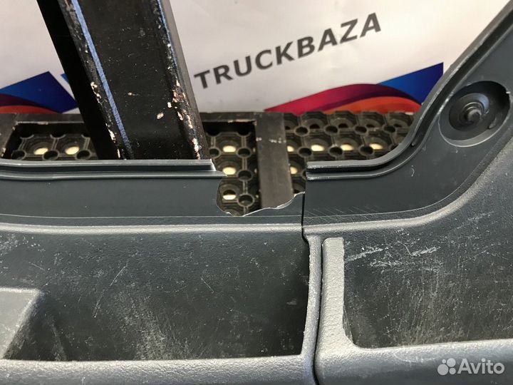 Обшивка двери левой