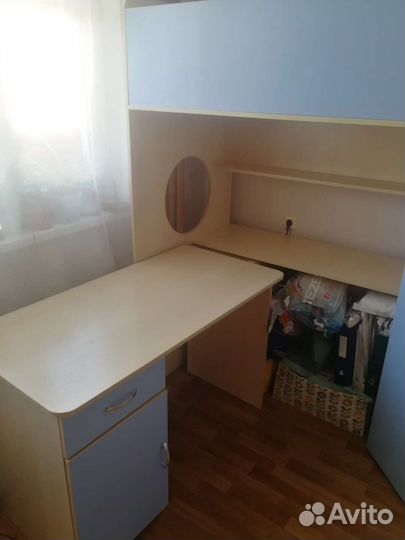Детская кровать чердак со столом и шкафом