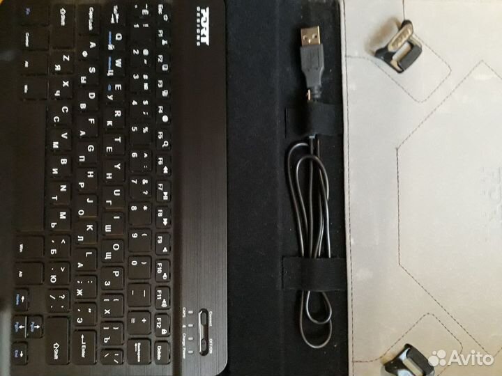 Чехол на планшет с клавиатурой