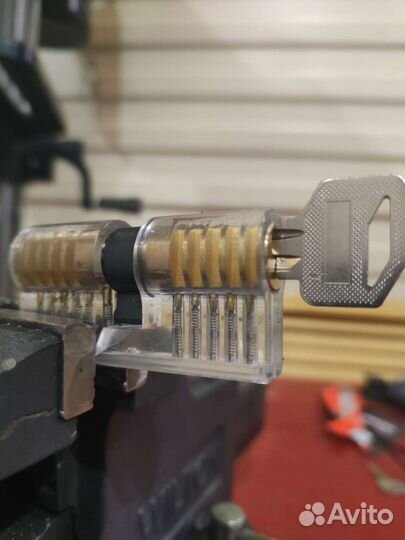 Вскрытие замков двери, замена замков