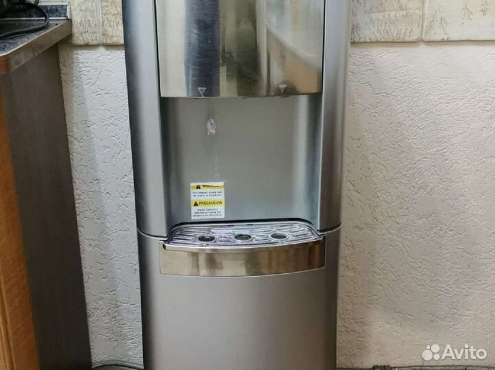 Кулер для воды напольный