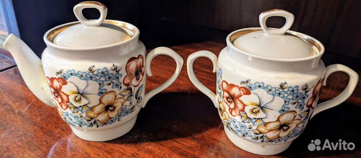 Чайник и сахарница