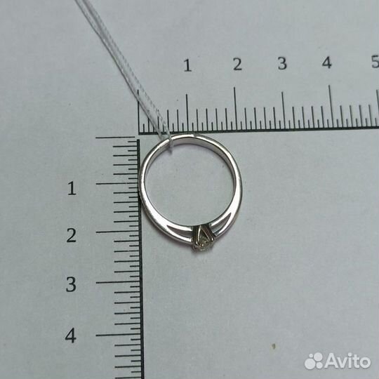 Золотое кольцо с бриллиантом 17р