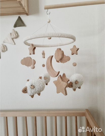 Мобиль на кроватку с деревянным кронштейном