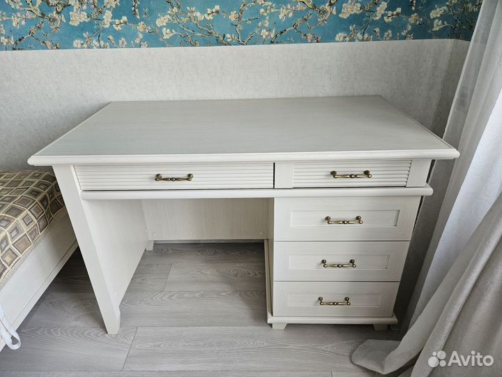 Кровать, 2 тумбы, стол, шкаф