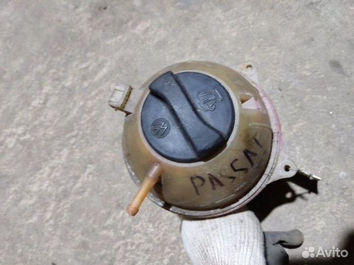 Бачок расширительный Volkswagen Passat B3 седан