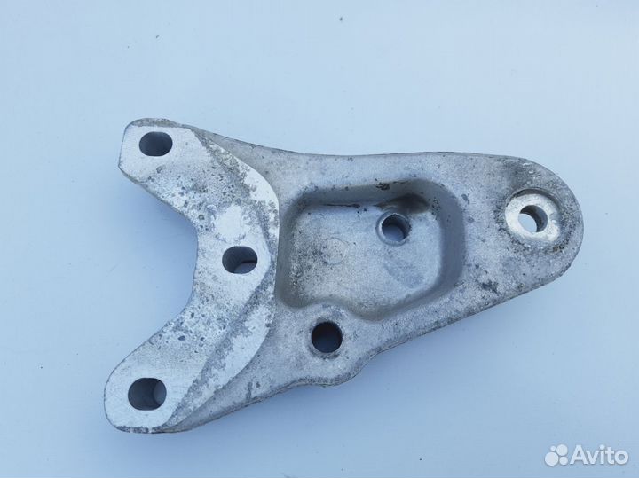 Кронштейн двигателя правый Шкода Фабия