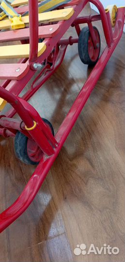 Детские санки с выдвижными колесами