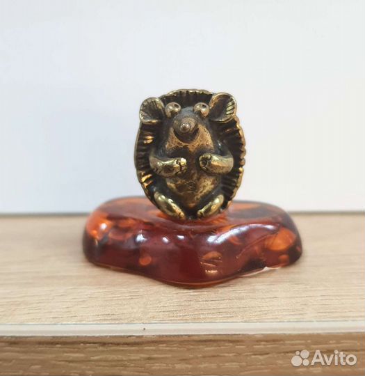 Фигурка бронзовая ёж на янтаре