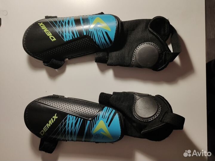 Щитки футбольные детские Demix