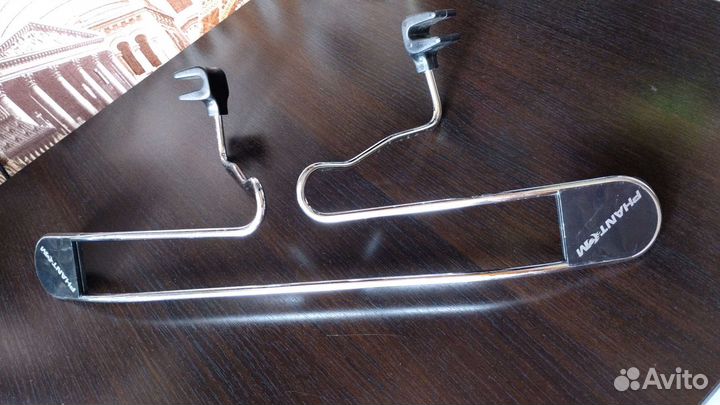 Вешалка для одежды на кресло автомобиля