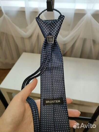 Галстук с кнопкой-зажимом