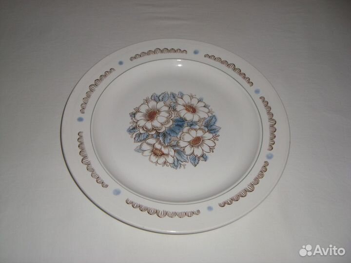 Сервизы, блюда, чашки, тарелки, горшки, стаканы