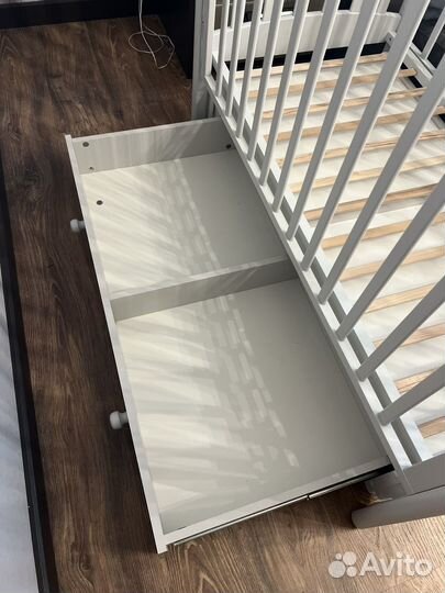 Детская кроватка с маятником