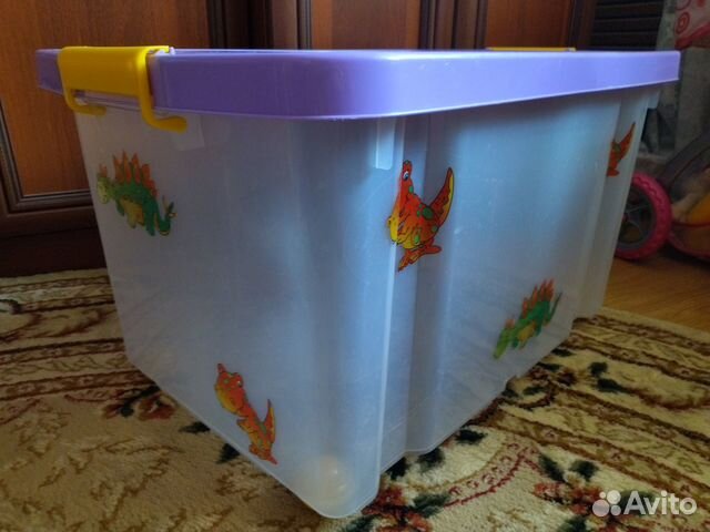 Ящик пластиковый с крышкой на колесиках