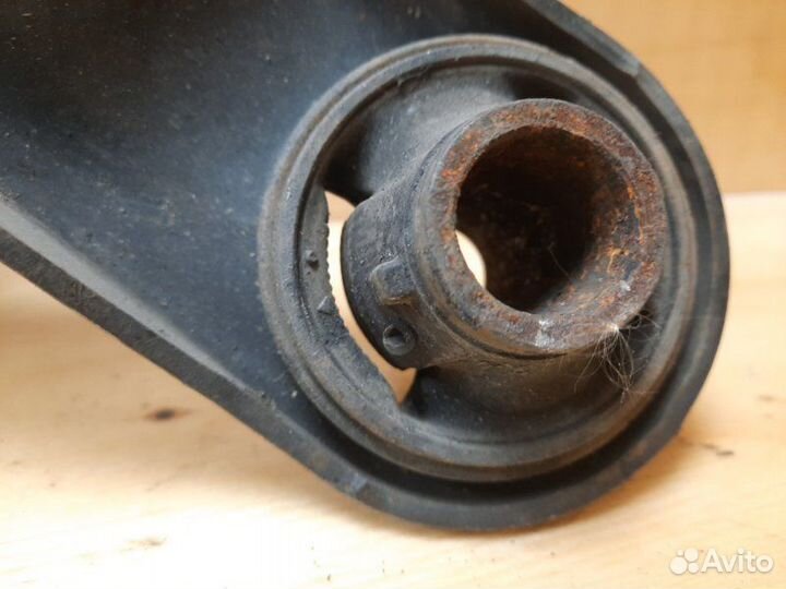 Рычаг подвески прав. перед. toyota vitz