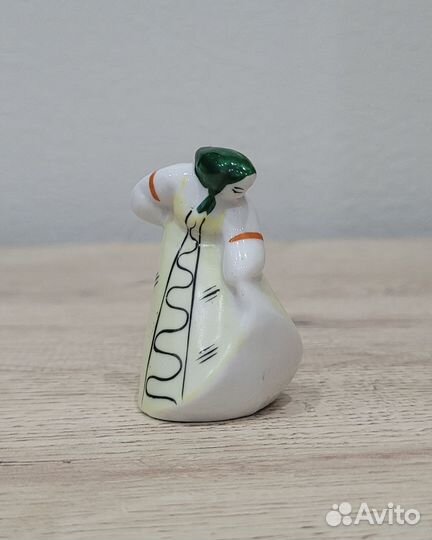 Фарфоровая статуэтка 