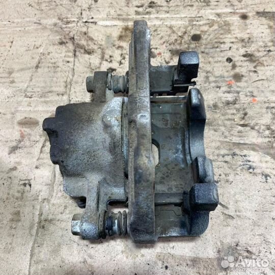 Суппорт передний левый Toyota Passo (KGC10) 2006-2