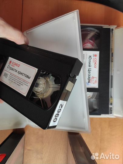Видеокассеты VHS в пластиковых боксах, 11 штук