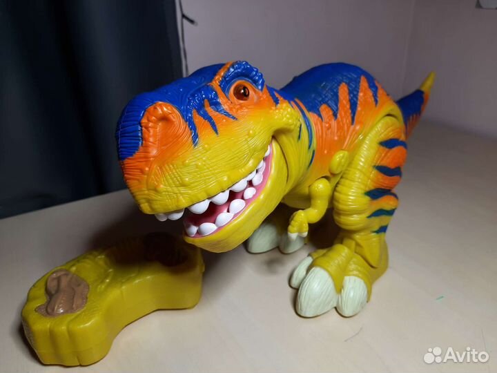 Динозавр тираннозавр на пульте