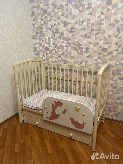 Детская кроватка с продольным маятником