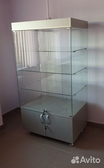 Витрина стеклянная с крышей и подсветкой