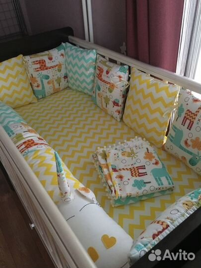 Бортики и поинадлежности в кроватку