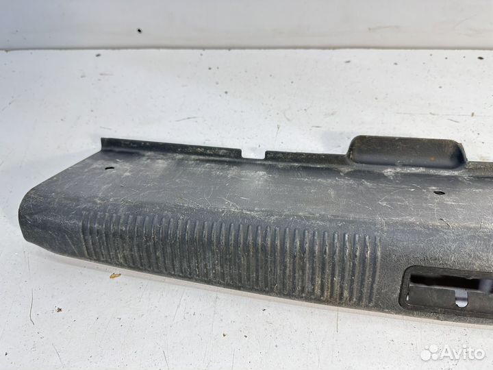 Hyundai accent накладка замка багажника