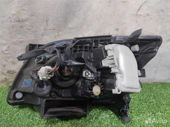 Фара правая Toyota Avensis T25 2004