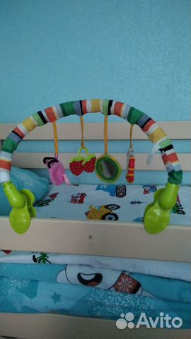 Подвесная дуга с развивающими игрушками для малыша