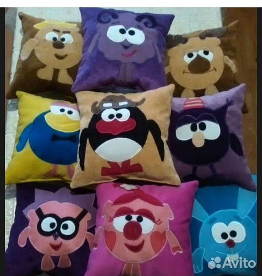 Покрывало и подушки с аппликациями