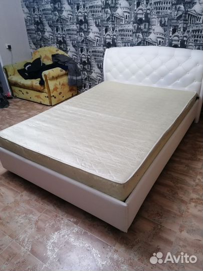 Кровать двухспальная с матрасом бу