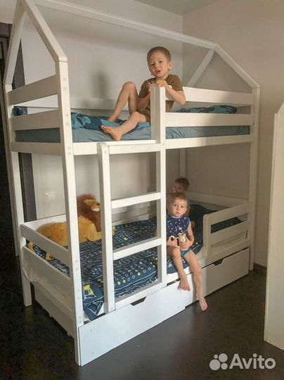 Кровать двухъярусная домик