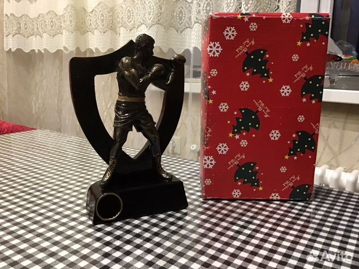Статуэтка боксер